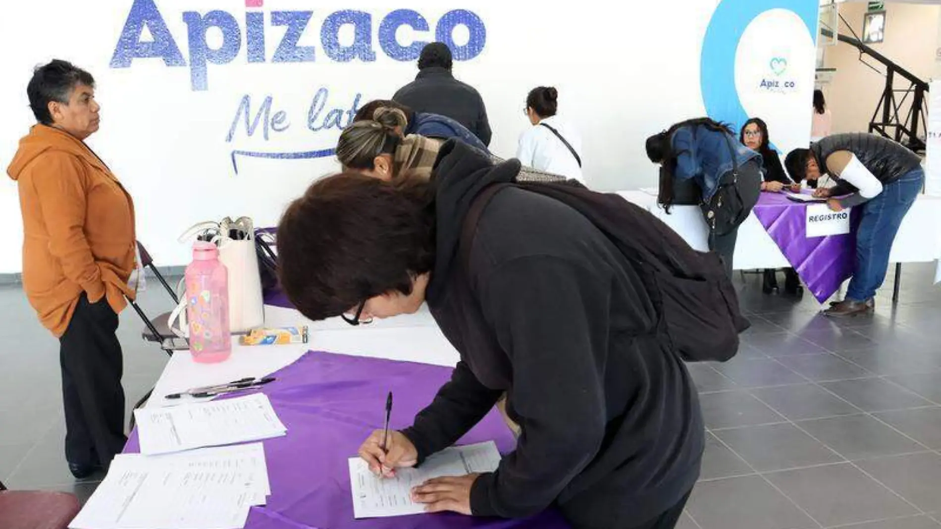 Diversas fueron las empresas que ofertaron vacantes laborales a decenas de jóvenes que acudieron a la Feria del Empleo en el municipio de ApizacoEverardo NAVA (2)